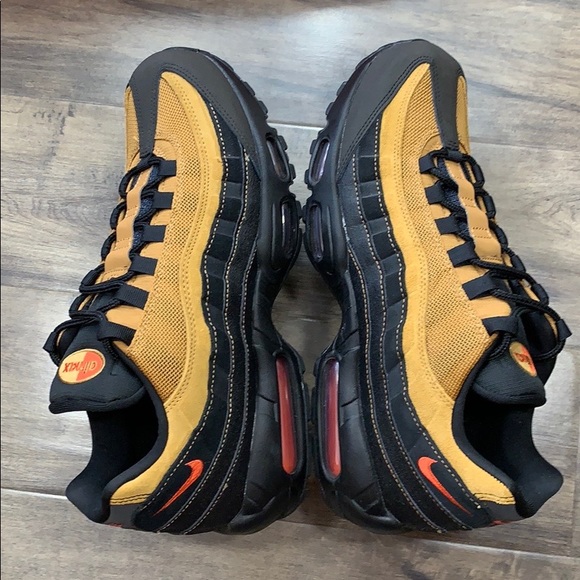 NIKE AIR MAX 95 ESSENTIAL men’s running shoes - Picture 9 of 16